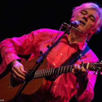 Surrealist singer-songwriter Robyn Hitchcock takes the Sellersville Theater on a trip through the randomizer