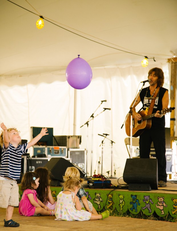 John Flynn at the Kids Corner showcase of The Philadelphia Folk Fest | Photo by Hope Helmuth | hopehelmuth.com