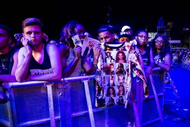 Fans Waiting for Beyonce | Photo by Rachel Del Sorso | racheldelsordophotography.com
