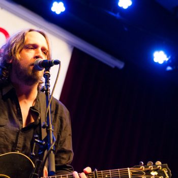 NonCOMM Recap: Hayes Carll lifts up World Cafe with musical history and country storytelling