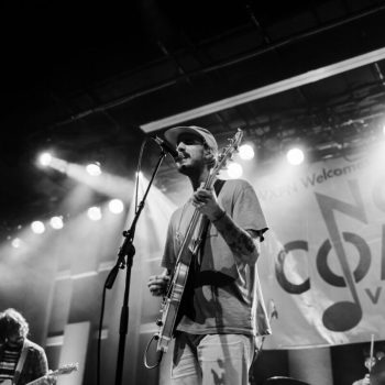 NonCOMM Recap: Rayland Baxter rocks a warm and sunny sampling of <em>Wide Awake</em>