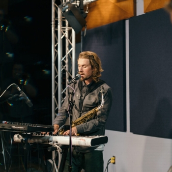 Watch Max Swan perform an eight-minute version of “The Waters” live in WXPN studios