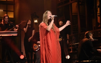 maggie rogers snl red dress Watch Maggie Rogers' soaring, sublime SNL debut - WXPN