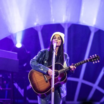 Watch Kacey Musgraves perform a moving Selena cover and an uplifting Cyndi Lauper cover