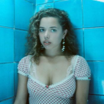 Nilüfer Yanya turbulently arrives with new single and video &#8220;Crash&#8221; ahead of <em>Feeling Lucky</em> EP