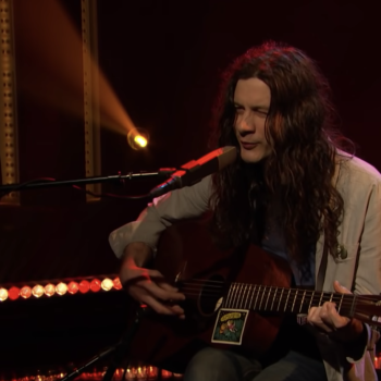 Kurt Vile covers John Prine&#8217;s &#8220;Speed of the Sound of Loneliness&#8221; on Seth Meyers Thanksgiving show