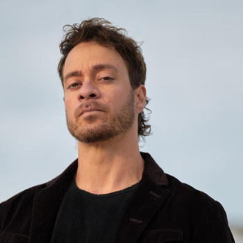 Amos Lee returns with candid new single &#8220;Worry No More&#8221;