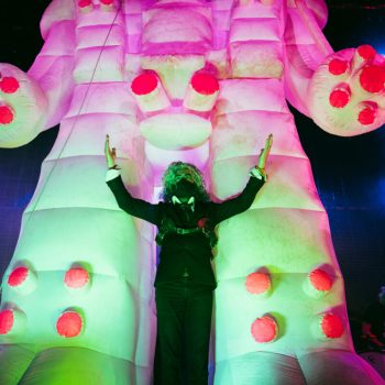 The Flaming Lips kicked off the &#8216;American Head&#8217; tour with psychedelic displays, inflatable rainbows, glowing birds and giant robots