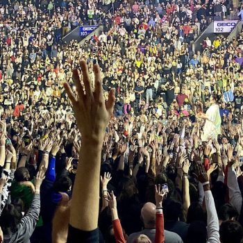 Billie Eilish forges connections in a crowd of thousands at Wells Fargo Center