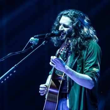 Hozier&#8217;s majestic music connects on a big scale at The Mann