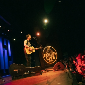 Frank Turner doesn’t need a band to rock the house at Free At Noon