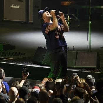 Pearl Jam keeps the flame burning at Wells Fargo Center