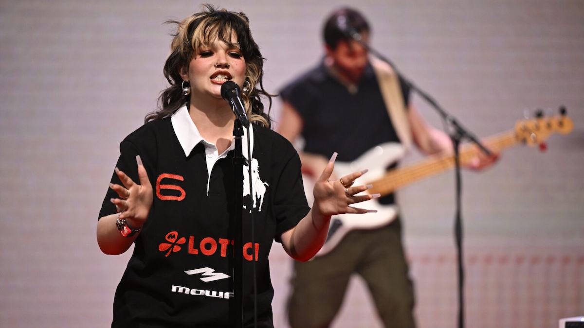 Watch rising star Lola Young perform "Messy" on Fallon - WXPN | Vinyl ...